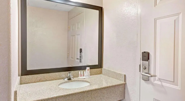 Четырёхместный номер Standard Howard Johnson by Wyndham Galveston