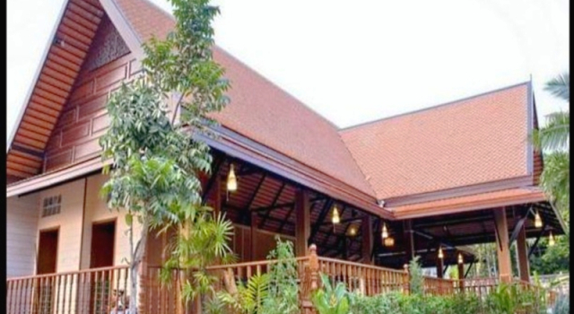 Кровать в общем номере Inrawadee Resort