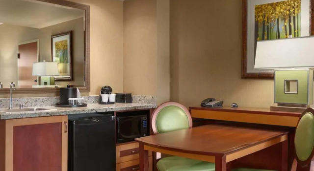 Четырёхместный номер Executive Embassy Suites Omaha- La Vista/ Hotel & Conference Center