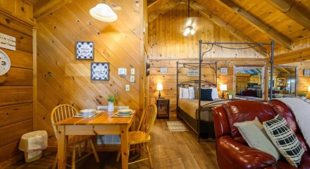 Cozy Studio Log Cabin in the heart of Pigeon Forge. Hot Tub. Honeymoon! Sleeps 2
