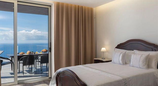 Modern cliff-top villa, panoramic sea-views, A/C, heated pool | Cliffscape, Boek Hotel Hotels in Estreito da Calheta met zwembad, Zwembad