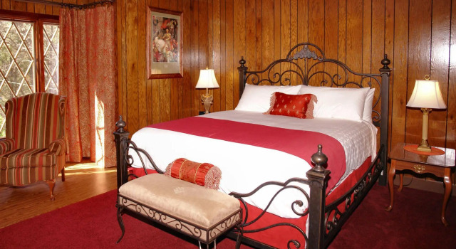 Tudor Inn Gatlinburg B&B, Забронировать Отель «постель и завтрак» Отели Гатлинберг с парковкой, рядом с Amazing Mirror Maze, Парковка