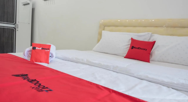 Cemara Guesthouse by RedDoorz, Rezerwuj Hotel Jambi 