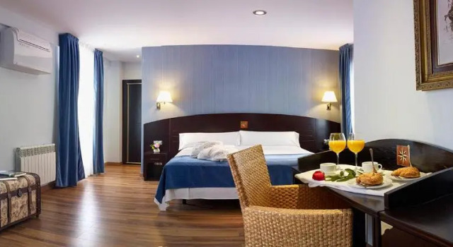 Полулюкс Executive Hotel / Restaurante LA PEPA