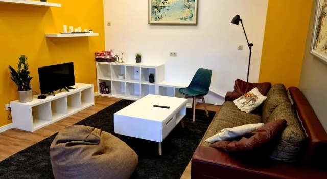 RailWay Bed HOSTEL, Забронировать Хостел Отели Каунаса с парковкой, рядом с Церковь Святого Креста ордена Кармелитов, Парковка