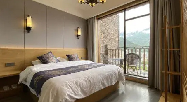 Люкс Grand Bonthic Mountain Courtyard Holiday Hotel