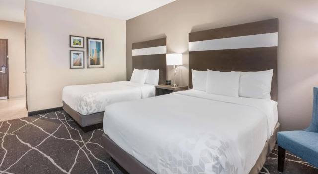 Четырёхместный номер Deluxe La Quinta Inn and Suites by Wyndham Houston Spring South