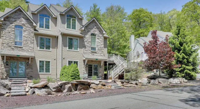 Апартаменты Half-mi to Big Boulder Lake: Townhome w/ Deck!