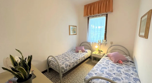 Spetacular Villa on two Floors With Garden 10 Minutes From the sea by Beahost, Book Villa Hoteller i Friuli Venezia Giulia med parkering, Parkering