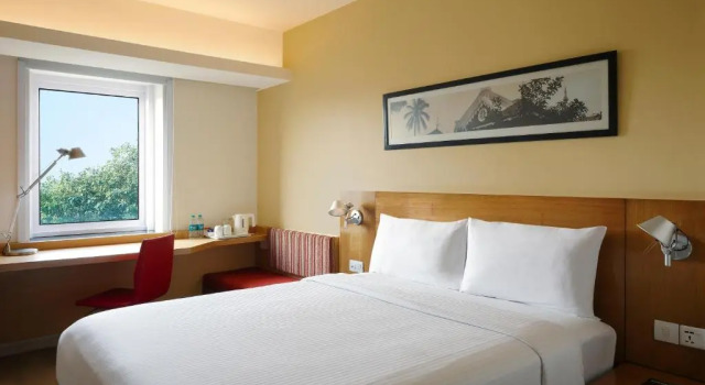 Кровать в общем номере ibis Pune Viman Nagar Hotel