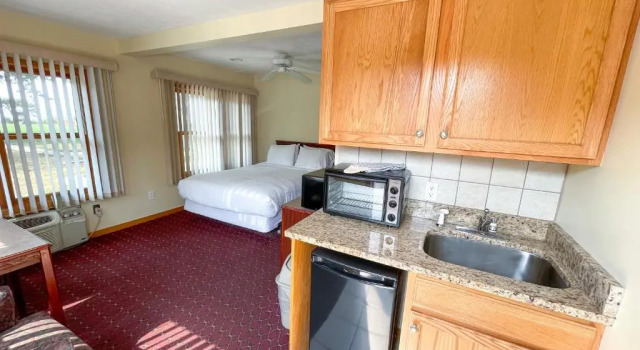 Двухместный номер Standard с видом на озеро Lake Bluff Inn and Suites