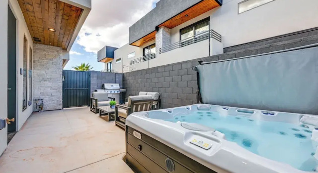 Апартаменты Near Hiking & Fishing: Hurricane Home w/ Hot Tub!