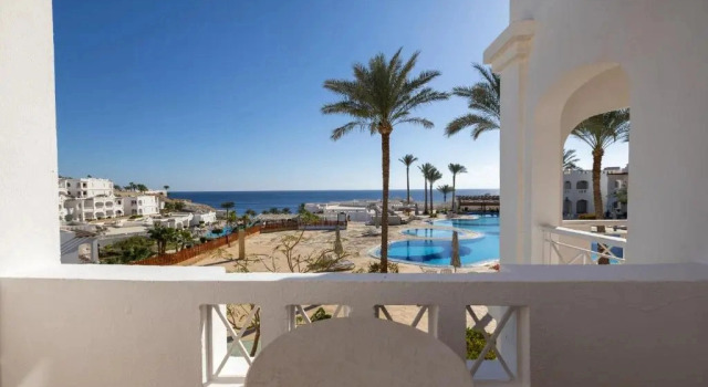 Номер Standard с видом на бассейн Курортный Отель Continental Plaza Beach Resort