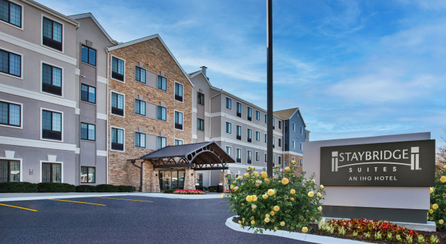 Staybridge Suites Omaha 80th and Dodge, Rezerwuj Hotel Hotele w Omaha z basenem, Basen