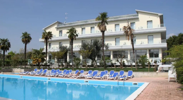Трёхместный номер Standard с видом на озеро Hotel Villa Paradiso Suite