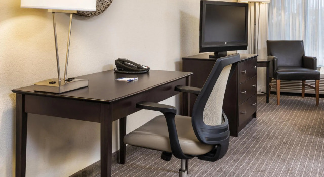 Четырёхместный номер Standard Holiday Inn Express Hotel & Suites Minneapolis - Minnetonka by IHG