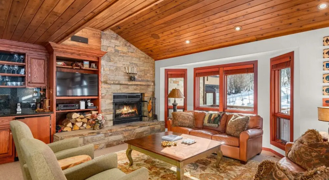 Коттедж Ski-in/ski-out Townhome Near Adam's Ave Ski Access by The Woodrun V Townhouses by RedAwning