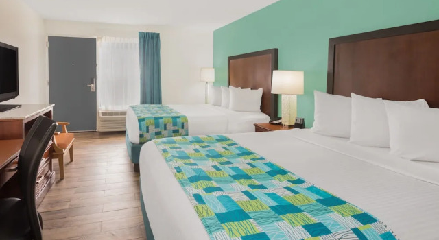 Четырёхместный номер Standard Цокольный этаж Surf & Sand Hotel