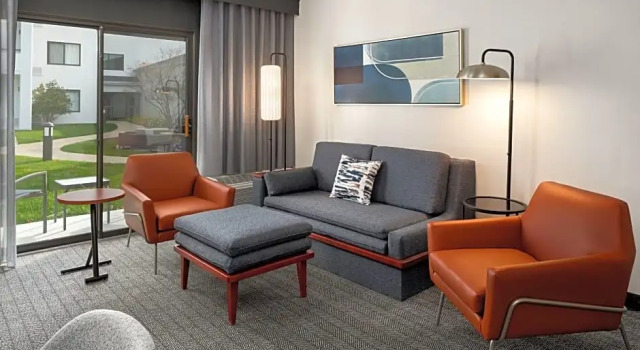 Четырёхместный люкс c 1 комнатой Courtyard by Marriott Chicago Waukegan / Gurnee