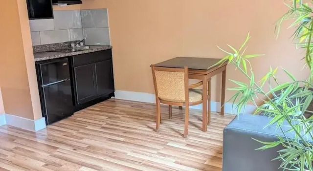 Четырёхместный люкс Comfort Oasis Inn