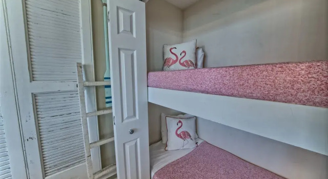 Cozy Oceanfront Condo with Beachside Pool - Unit 1602 by RedAwning, Забронировать Отель Панама-Сити Панхэндл Флорида, рядом с Загородный клуб "Сигнал Хилл"