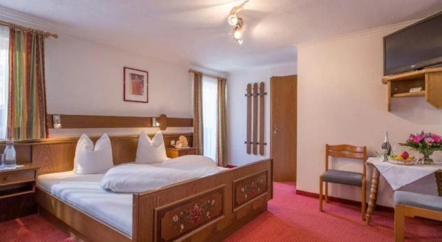 Hotel Enzian, Забронировать Отель Отели Пертизау с парковкой, рядом с Zwölferkopflift, Парковка