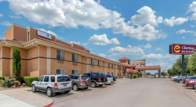 Clarion Inn & Suites DFW North
