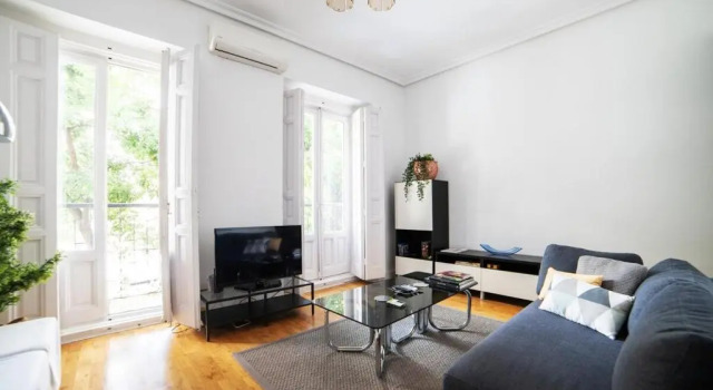 Bright apartment in Historical City Center, Забронировать Апартаменты/квартира Шамбери Мадрид, рядом с Глориета-де-Куатро-Каминос