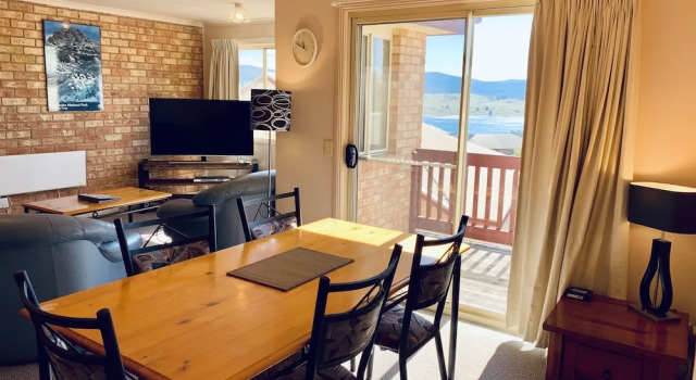 Beloka 7 - 2BR Townhouse l Lake Views l Spa Bath l WiFi, Забронировать Дом для отпуска Виллы Джиндабайн, рядом с Озеро Джиндабайн, Вилла