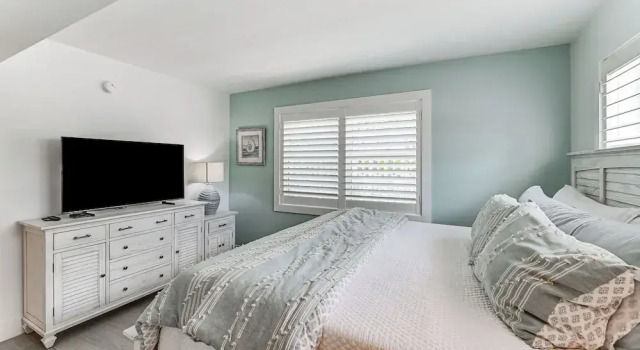 Coastal Downtown Naples Condo - Walk to the Beach!, Забронировать Апартаменты/квартира Нейплс Southwest Florida, рядом с Palm Cottage