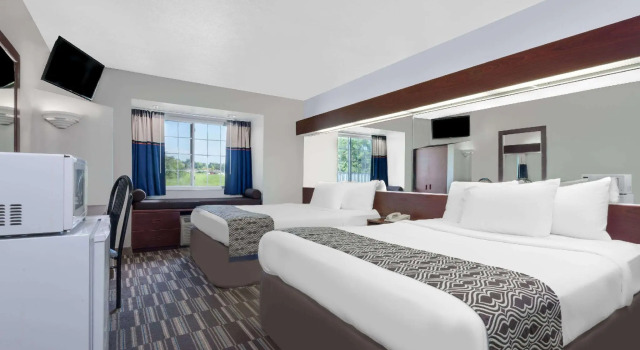 Четырёхместный номер Standard Microtel Inn & Suites by Wyndham London