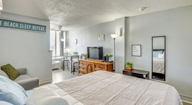 Daytona Beach Condo w/ Balcony: 5 Mi to Speedway!, Забронировать Апартаменты/квартира Апартаменты Дейтона-Бич, рядом с Парк на пляже Breakers, Апартаменты/квартира