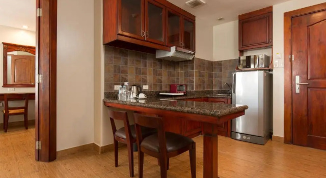 Полулюкс MJ Hotel and Suites