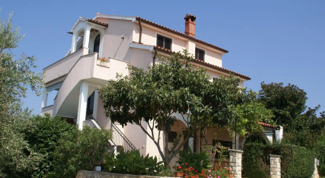 Relaxing Apartment in Banjole With Shared Pool