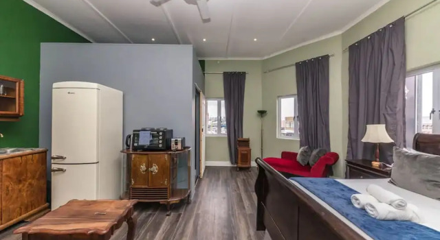 Central and Cosy 1 BD Studio Apartment in Woodstock, Забронировать Апартаменты/квартира Отели Cape Peninsula с парковкой, Парковка