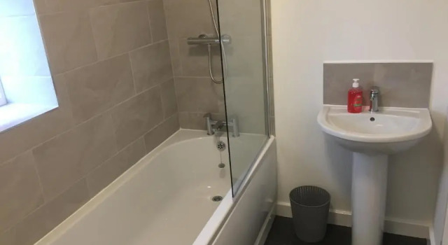 Апартаменты Low Cost, 4 Bed with Parking & Large Garden 06