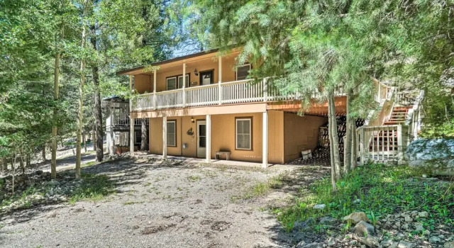 Rustic Cloudcroft Home ~ 2 Mi to Ski Slopes!, Varaa Hotelli Cloudcroft New Mexico
