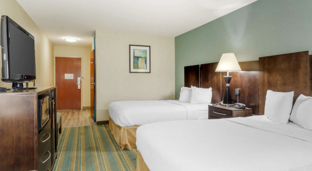 Четырёхместный люкс с 2 комнатами Best Western Plus Berkshire Hills Inn & Suites