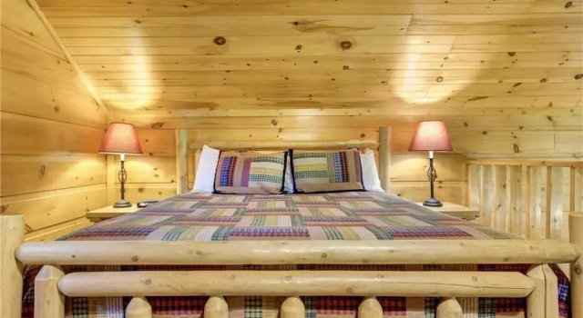 Bearadise 1 Bedroom Home with Hot Tub