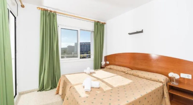 Кровать в общем номере с 3 комнатами с балконом Apartaments Condado by Marsol