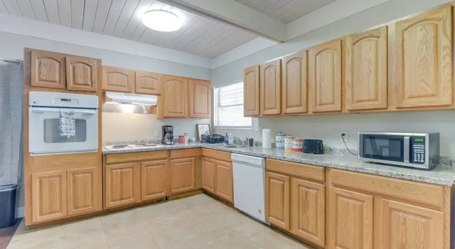 Walk to Beach: Galveston Vacation Rental!, Забронировать Апартаменты/квартира Отели Галвестон с парковкой, рядом с Betty Head Oleander Garden Park, Парковка