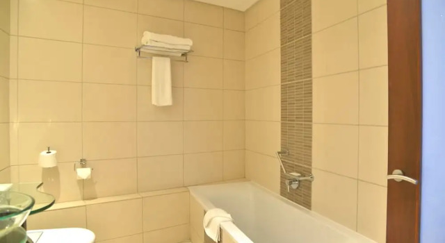 Четырёхместный номер Standard с балконом Premier Hotel East London ICC