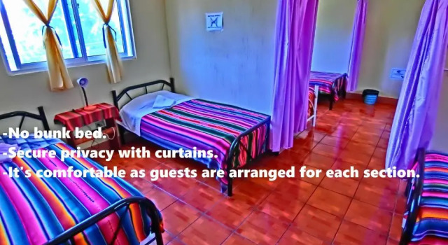 Кровать в общем номере Hotel El Sol