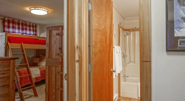 Номер Standard Powderidge #31: 2 Bedrooms, 2 Full Baths: Slope Side, Wood Fireplace