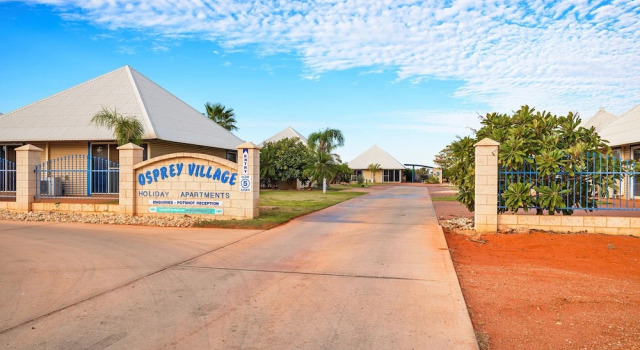 Osprey Holiday Village Unit 110 - Wake Up To the Birds in Your 4 Poster Bed with a View