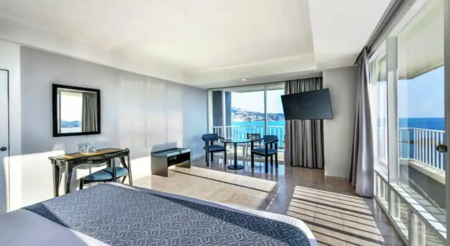 Номер Standard с балконом и с видом на море Krystal Beach Acapulco