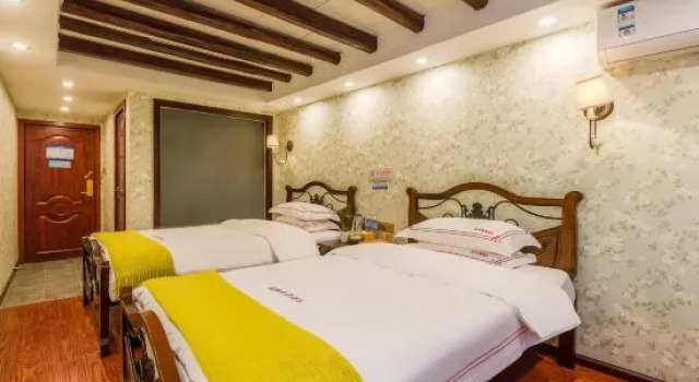 Двухместный люкс с балконом Xijiang Qianhu Miao Village Yunjian Mid-Mountain Guest House (Observation Deck Store)