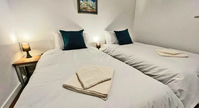 Immaculate 2-bed Apartment Town Centre, Забронировать Апартаменты/квартира Отели Челтнем с парковкой, рядом с Питтвилль-Парк, Парковка