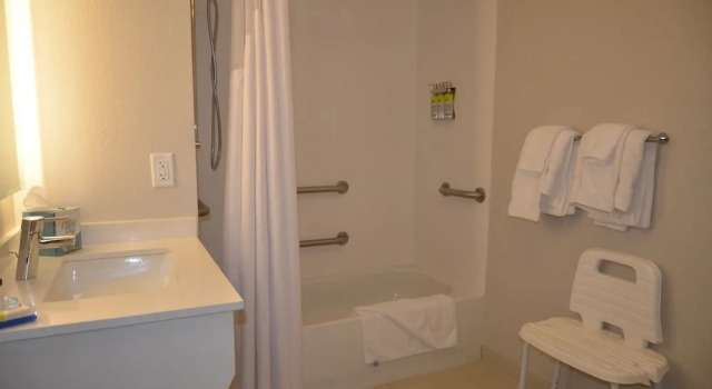 Двухместный люкс Holiday Inn Express & Suites Rochester by IHG