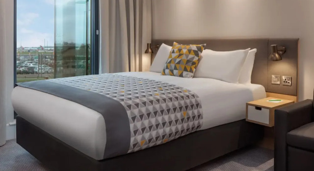 Двухместный семейный номер Premium Holiday Inn London Heathrow - Bath Road by IHG